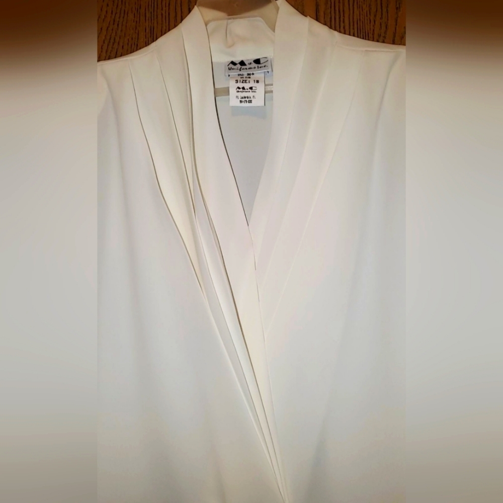 Boutique Brand M & C Uniforms Inc Elegant Cream Color Silk Blouse Sz: 18 NWOT - Picture 3 of 9